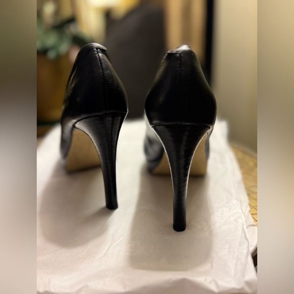 Banana Republic 3.75” Leather Platform Pumps Size 5 - Picture 4 of 5